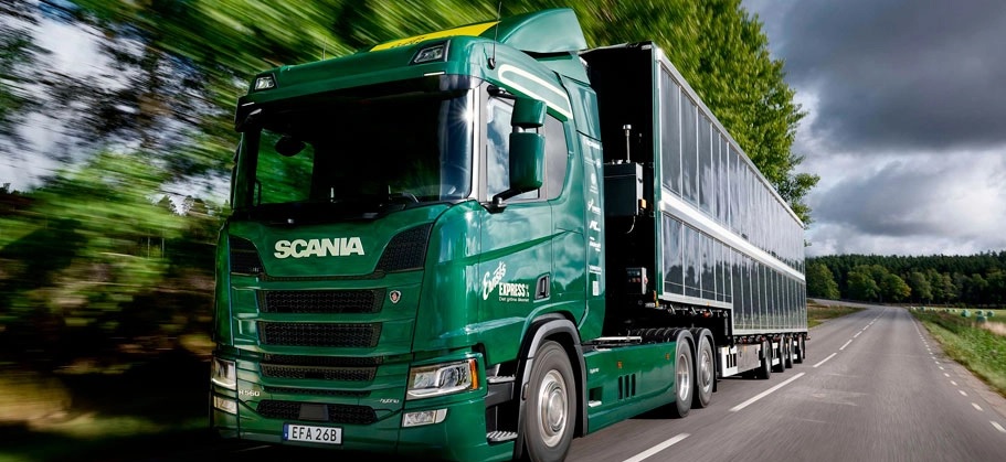scania O veículo possui uma carroceria de 100 metros quadrados coberta por painéis fotovoltaicos, que podem gerar cerca de 8.000 quilowatts-hora (kWh) por ano
