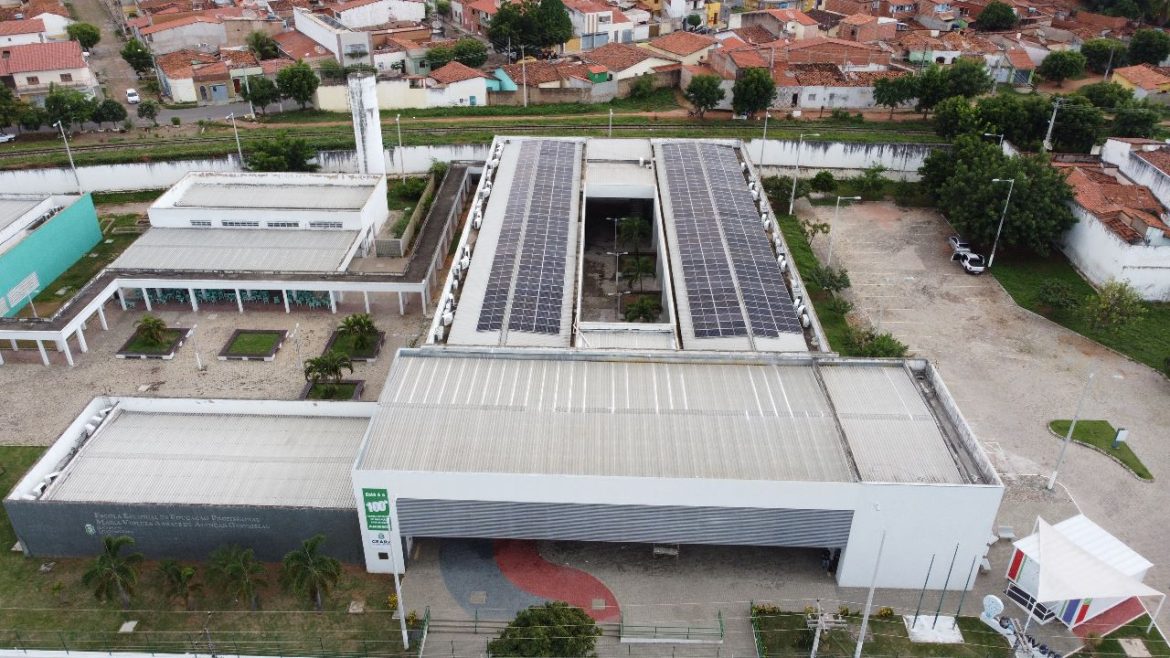 escolas A estimativa de economia nas contas de energia elétrica, com sistemas funcionando em todas as 32 escolas, é de aproximadamente R$ 1 milhão por ano.