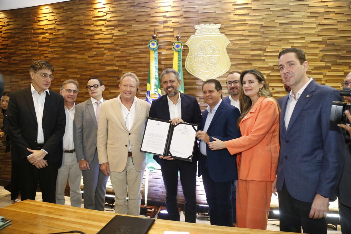 O governador Elmano de Freitas entregou, nesta sexta-feira (10), a primeira licença prévia a uma empresa de produção de hidrogênio verde no Ceará. O documento foi entregue à multinacional australiana Fortescue. A multinacional é uma das quatro empresas que possuem pré-contrato assinado com o Governo do Ceará para produção de H2V no Complexo Industrial e Portuário do Pecém. Ao todo, o Ceará já assinou 34 memorandos de entendimento com empresas nacionais e internacionais para a cadeia de produção do hidrogênio verde no CIPP, e quatro pré-contratos assinados. A sinalização é de que os investimentos possam passar de R$ 145 bilhões no Ceará. Além disso, também foi assinado o projeto de lei que permite a renovação da cessão do uso dos terrenos do Complexo Industrial e Portuário do Pecém (CIPP) e da Zona de Processamento de Exportação (ZPE) a serem utilizados na implantação do projeto, ampliando para 40 anos, com possibilidade de renovação por igual período. O chairman e fundador da empresa, Dr. Andrew Forrest AO, participou da reunião com o governador, parte do secretariado estadual, os senadores Augusta Brito e Cid Gomes, e outras autoridades. “Nós temos trabalhado, há um bom tempo, para garantirmos que o Ceará se transforme em um polo mundial de produção de hidrogênio verde. E hoje, nós apresentamos o esforço do Estado para que esses projetos possam se concretizar. Ontem (9), tivemos uma reunião com o presidente Lula sobre o assunto, que nos colocou em uma situação muito favorável para a produção do hidrogênio verde”, pontuou o governador Elmano de Freitas.