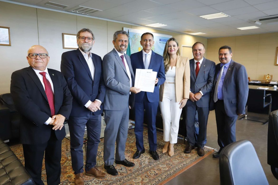 energia solar Na reunião, os gestores debateram parcerias em projetos de convivência com a seca, como a ampliação do número de poços e apoio a projetos de energia solar. Ações voltadas para a garantia da segurança hídrica no Ceará também estavam na pauta do encontro.