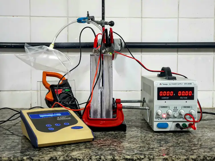 Eletrolisador no laboratório de Mecânica da Fratura e Fadiga da Universidade Federal do Ceará – LAMEFF/UFC Eletrolisador no laboratório de Mecânica da Fratura e Fadiga da Universidade Federal do Ceará - LAMEFF/UFC
