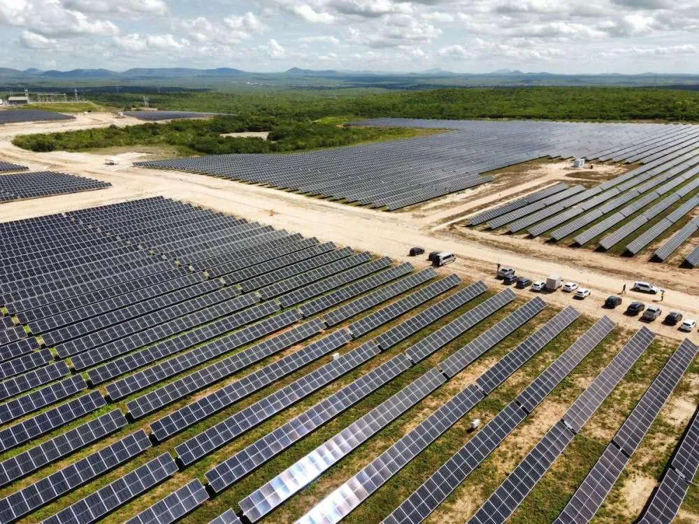 As cidades de Mauriti e Milagres, na região do Cariri, no Ceará, serão sede de um novo complexo de geração de energia fotovoltaica, que começará a operar em 2025. O projeto, avaliado em R$ 1 bilhão, é liderado pela empresa chinesa Powerchina International e aguarda a emissão da Licença de Operação pela Superintendência Estadual do Meio Ambiente (Semace).  Em Mauriti, o investimento alcança R$ 721 milhões, sendo R$ 339 milhões financiados pelo Banco Nacional de Desenvolvimento Econômico e Social (BNDES). A construção das usinas deve gerar 975 empregos, dos quais 501 diretos e 474 indiretos. As três centrais solares terão capacidade instalada de 147,33 megawatts (MW), com potencial para abastecer mais de 193 mil residências.  O projeto inclui ainda a instalação de um sistema de transmissão formado por uma subestação coletora e uma linha de transmissão com cerca de 15 quilômetros de extensão. As novas usinas irão integrar um complexo já existente em Mauriti, elevando a potência total instalada para 343,77 MW.  No início de dezembro, representantes da Powerchina se reuniram com a presidência da Semace para discutir os trâmites finais para a obtenção da Licença de Operação. A conclusão desse processo é essencial para que o empreendimento entre em atividade dentro do prazo previsto.  Reconhecida mundialmente, a Powerchina atua em mais de 130 países e se destaca em projetos de energia limpa, infraestrutura e construção sustentável. Além de desenvolver grandes obras, a companhia oferece soluções integradas que incluem financiamento, planejamento e gestão ambiental. O projeto em Mauriti reflete a estratégia da empresa de expandir sua presença no setor de energia renovável no Brasil. As cidades de Mauriti e Milagres, na região do Cariri, no Ceará, serão sede de um novo complexo de geração de energia fotovoltaica, que começará a operar em 2025. O projeto, avaliado em R$ 1 bilhão, é liderado pela empresa chinesa Powerchina International e aguarda a emissão da Licença de Operação pela Superintendência Estadual do Meio Ambiente (Semace). Em Mauriti, o investimento alcança R$ 721 milhões, sendo R$ 339 milhões financiados pelo Banco Nacional de Desenvolvimento Econômico e Social (BNDES). A construção das usinas deve gerar 975 empregos, dos quais 501 diretos e 474 indiretos. As três centrais solares terão capacidade instalada de 147,33 megawatts (MW), com potencial para abastecer mais de 193 mil residências. O projeto inclui ainda a instalação de um sistema de transmissão formado por uma subestação coletora e uma linha de transmissão com cerca de 15 quilômetros de extensão. As novas usinas irão integrar um complexo já existente em Mauriti, elevando a potência total instalada para 343,77 MW. No início de dezembro, representantes da Powerchina se reuniram com a presidência da Semace para discutir os trâmites finais para a obtenção da Licença de Operação. A conclusão desse processo é essencial para que o empreendimento entre em atividade dentro do prazo previsto. Reconhecida mundialmente, a Powerchina atua em mais de 130 países e se destaca em projetos de energia limpa, infraestrutura e construção sustentável. Além de desenvolver grandes obras, a companhia oferece soluções integradas que incluem financiamento, planejamento e gestão ambiental. O projeto em Mauriti reflete a estratégia da empresa de expandir sua presença no setor de energia renovável no Brasil.